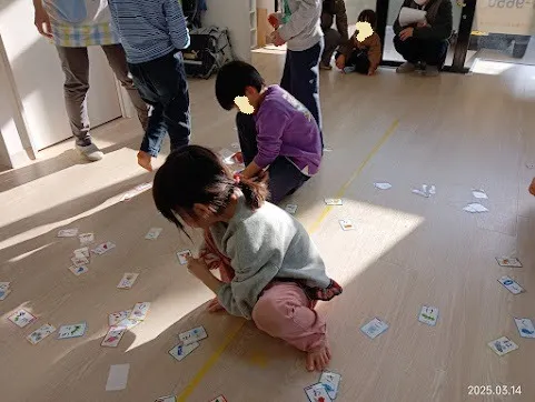 仲間集めゲームを楽しむ子どもたち