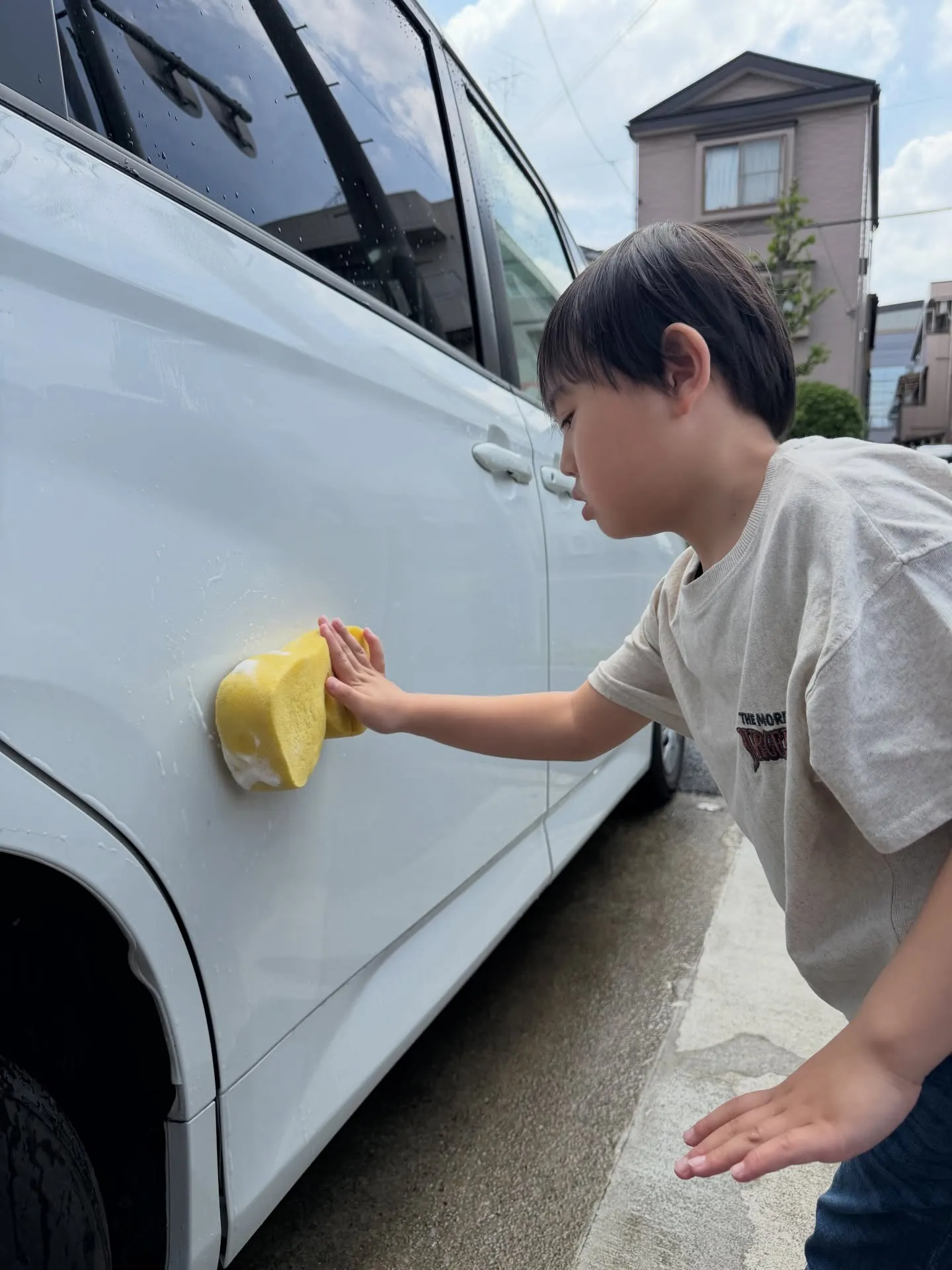 一緒に洗車をしました🚗✨「やる?」と声をかけると『うん』と前...