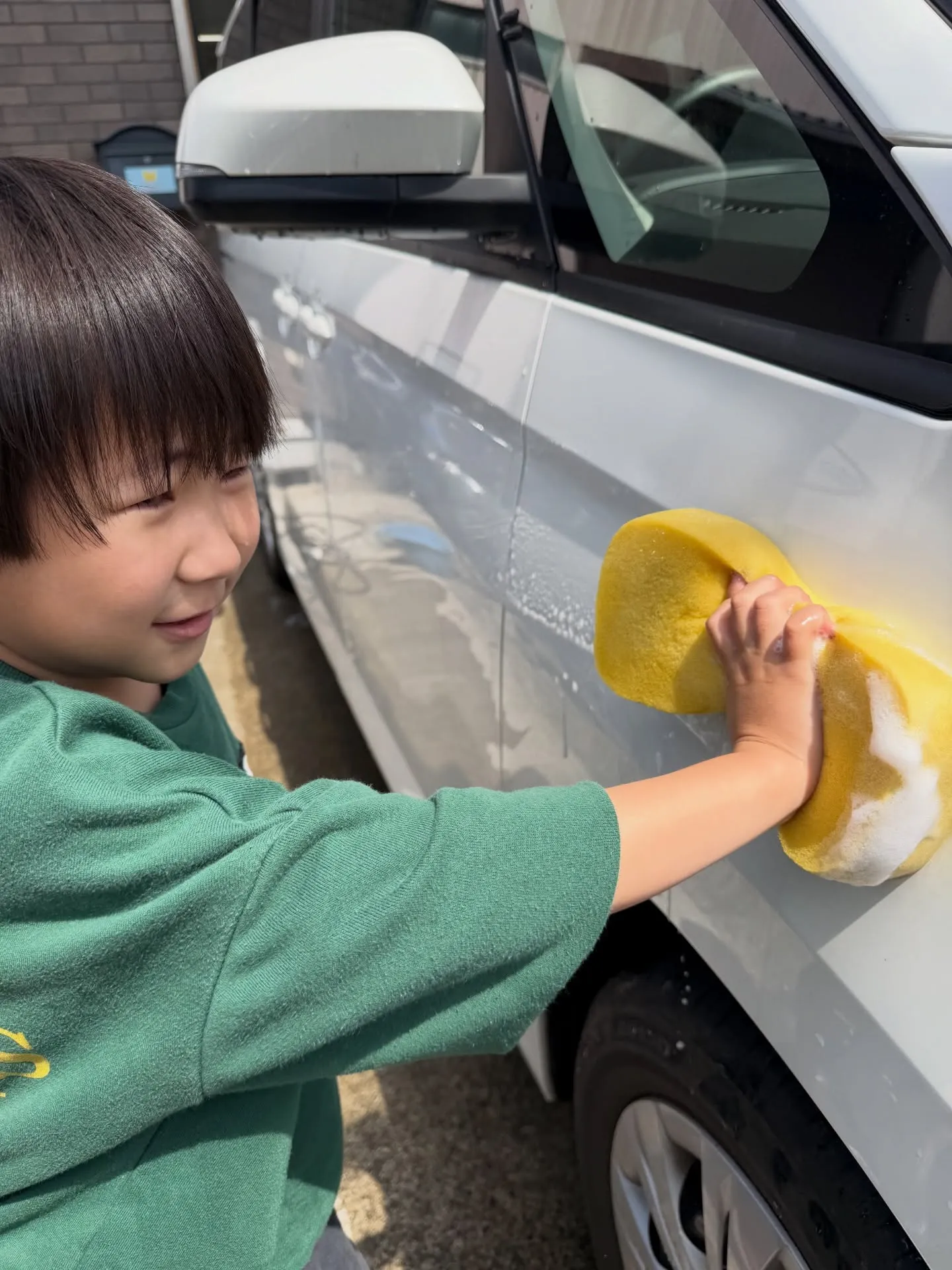 一緒に洗車をしました🚗✨「やる?」と声をかけると『うん』と前...