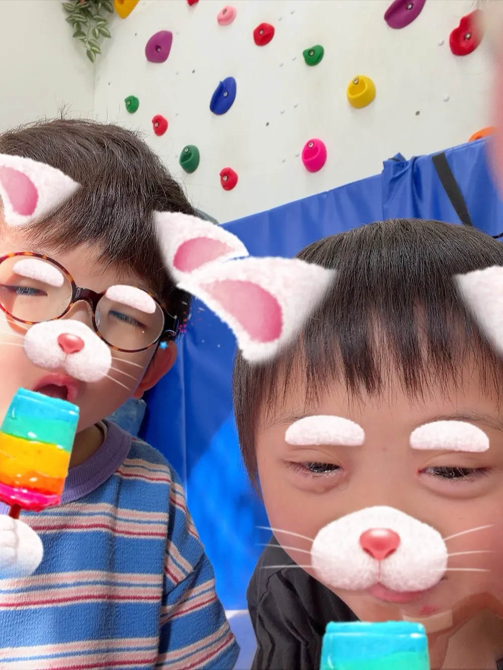 一緒に洗車をしました🚗✨「やる?」と声をかけると『うん』と前...