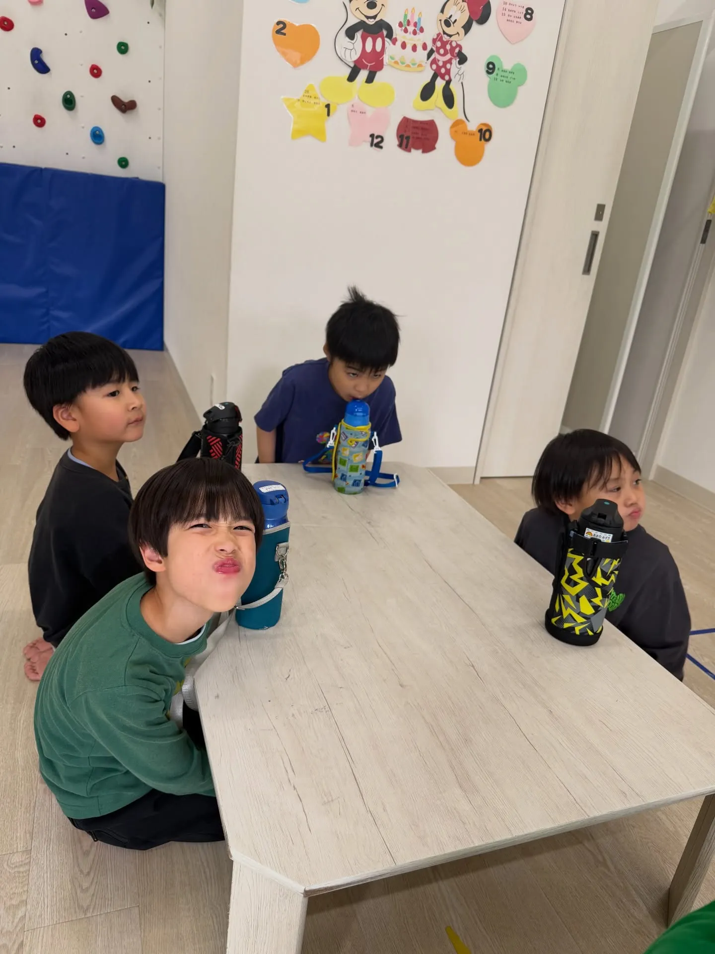 画像にはありませんが、メトロノームを使用して発声練習の支援を...