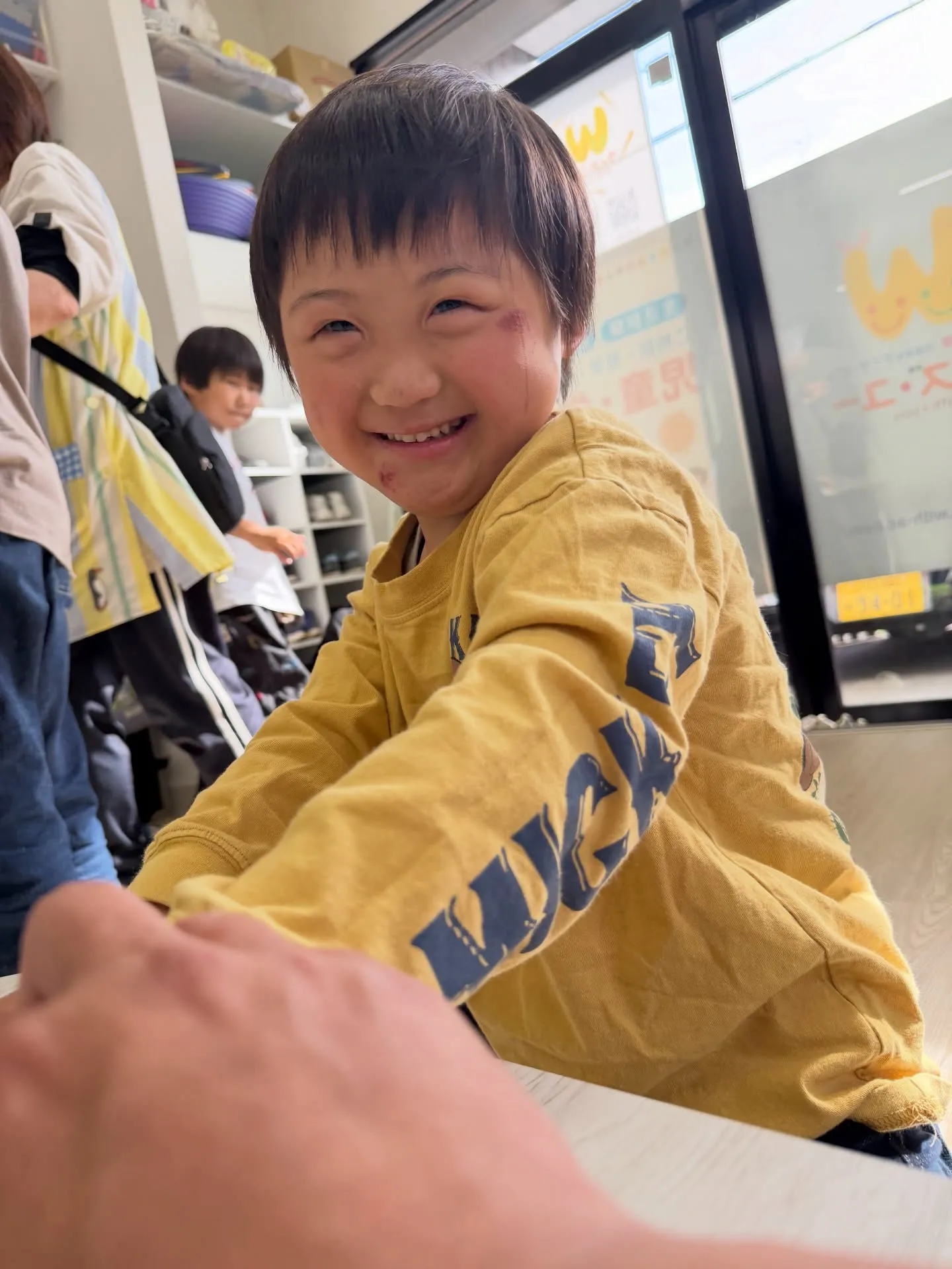 1、腕を指2本で歩くだけでこの笑顔😂✨くすぐったくて大爆。